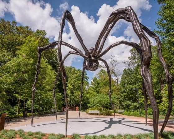 Louise Bourgeois, Maman, 1999, bronze, stainless steel, and marble, 30ft. 5 in. × 29ft. 3 in. × 33ft. 7 in. Crystal Bridges Museum of American Art, Bentonville, Arkansas, 2014.20.